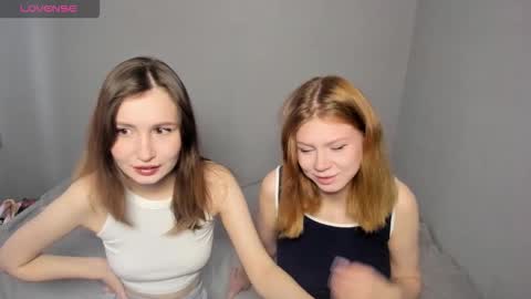 Veronica Tiia Lilith left to right online show from 10/05/25, 04:11