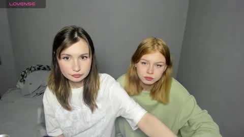 Veronica Tiia Lilith left to right online show from 10/10/25, 02:27