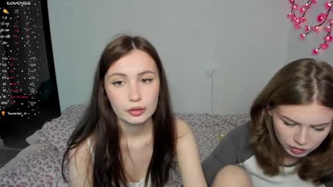 Veronica Tiia Lilith left to right online show from 05/13/26, 05:10