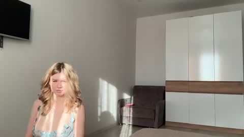 Snapshot of eumomino chatting on 07/22/26, 01:25 Veronica Tiia Lilith left to right online show from 07/22/26, 01:25