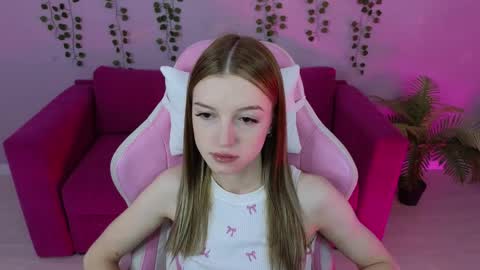 Snapshot of eva__thompson chatting on 06/08/26, 01:28 Eva online show from 06/08/26, 01:28