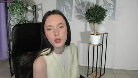 Snapshot of eva_leeee chatting on 06/18/26, 09:14 Eva online show from 06/18/26, 09:14
