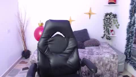 Snapshot of eva_maddox chatting on 12/14/25, 04:23 Eva online show from 12/14/25, 04:23