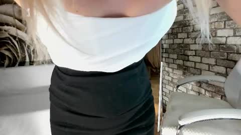 Snapshot of eva_melow chatting on 11/16/25, 08:31 Eva online show from 11/16/25, 08:31