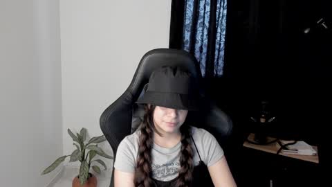 eva_monn online show from 12/29/24, 07:43