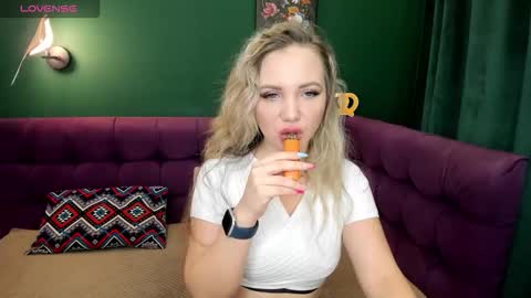 Snapshot of eva_moran chatting on 09/30/25, 01:54 Eva 3 online show from 09/30/25, 01:54