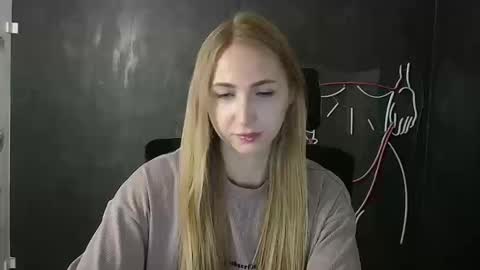 Snapshot of eva_oliviaa chatting on 10/10/25, 12:15 Eva online show from 10/10/25, 12:15