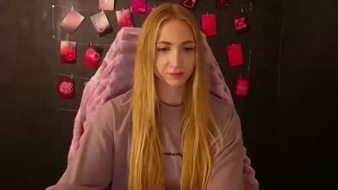 Snapshot of eva_oliviaa chatting on 10/20/25, 12:49 Eva online show from 10/20/25, 12:49