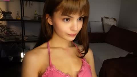 Hello my name is Eva its my first day here online show from 10/04/25, 05:05
