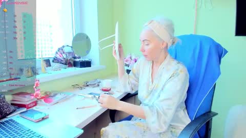 Snapshot of evaa1980 chatting on 12/15/25, 10:19 Eva online show from 12/15/25, 10:19