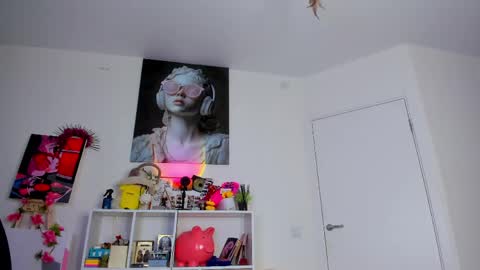 Snapshot of evaa_coy chatting on 05/25/26, 12:11 Eva online show from 05/25/26, 12:11