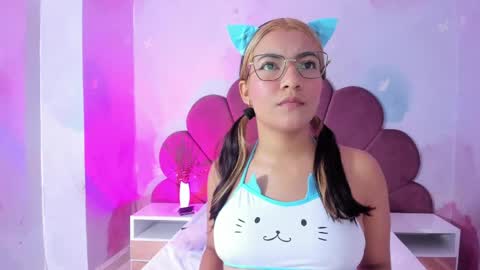 Snapshot of evaa_honey chatting on 05/01/26, 10:42 evaa_honey online show from 05/01/26, 10:42