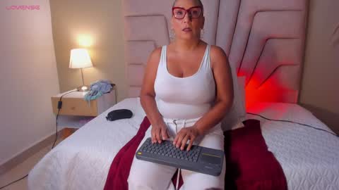 Snapshot of evaa_mills chatting on 05/04/26, 09:00 Eva online show from 05/04/26, 09:00
