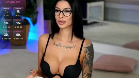 Snapshot of evaamanti chatting on 10/27/25, 05:44 Eva online show from 10/27/25, 05:44