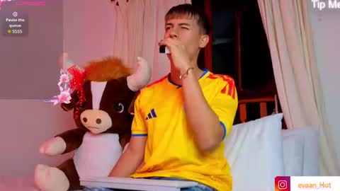 Snapshot of evaan_hot chatting on 06/19/26, 03:00 EVAN online show from 06/19/26, 03:00