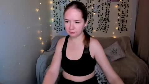 Snapshot of evabraunn_ chatting on 10/20/25, 02:12 Eva online show from 10/20/25, 02:12