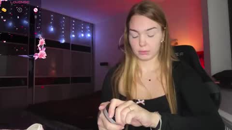 Snapshot of evacarter1 chatting on 11/16/25, 12:33 evacarter1 online show from 11/16/25, 12:33