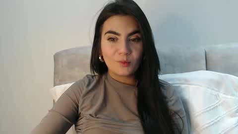 evacollins12 online show from 10/27/25, 01:42