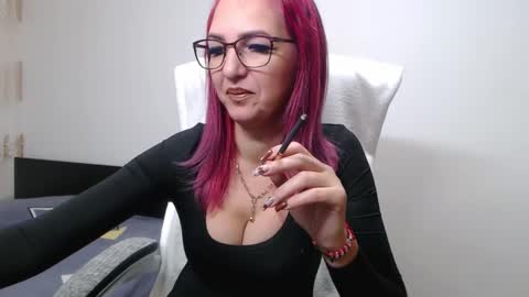 Snapshot of evadesireone chatting on 11/09/25, 08:56 EvadesireONE online show from 11/09/25, 08:56