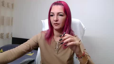 Snapshot of evadesireone chatting on 11/21/25, 07:51 EvadesireONE online show from 11/21/25, 07:51