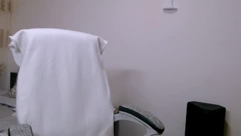 Snapshot of evadesireone chatting on 04/01/26, 04:59 EvadesireONE online show from 04/01/26, 04:59