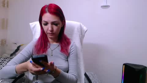 Snapshot of evadesireone chatting on 05/12/26, 09:06 EvadesireONE online show from 05/12/26, 09:06