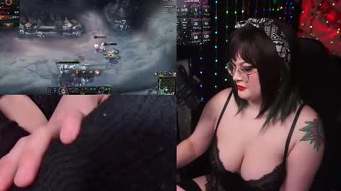 Snapshot of evamilaa chatting on 11/22/25, 02:43 Eva online show from 11/22/25, 02:43