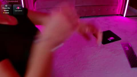 Snapshot of evanew_ chatting on 09/19/25, 10:21 Eva online show from 09/19/25, 10:21