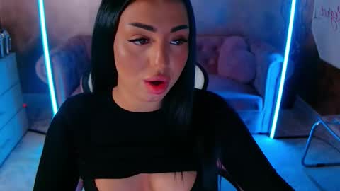 Snapshot of evanew_ chatting on 10/19/25, 05:13 Eva online show from 10/19/25, 05:13