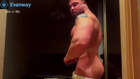 Snapshot of evanhoti chatting on 03/08/26, 08:45 EvanHOTi online show from 03/08/26, 08:45