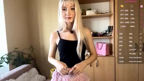 Eva online show from 11/08/25, 08:25