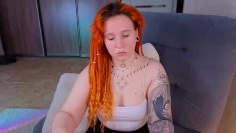 Snapshot of evaredmooon chatting on 10/10/25, 06:12 Moon online show from 10/10/25, 06:12