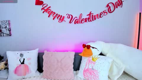 Snapshot of evarey_ chatting on 02/15/26, 06:32 Adelina online show from 02/15/26, 06:32