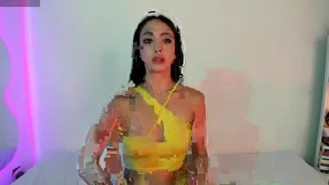 Snapshot of evaritz__ chatting on 04/18/26, 02:43 EVARITZ online show from 04/18/26, 02:43
