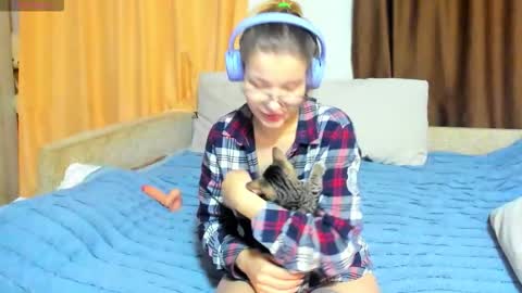 Eva online show from 12/05/25, 01:36