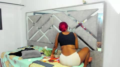 Eva And Emmanuel online show from 11/08/25, 01:11