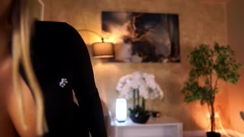 Snapshot of evazane chatting on 03/10/26, 08:36 Eva online show from 03/10/26, 08:36