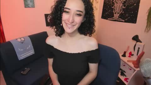 Snapshot of evee_uwu chatting on 11/18/25, 04:44 Eve Jane online show from 11/18/25, 04:44