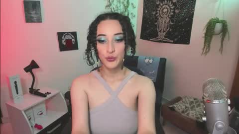 Snapshot of evee_uwu chatting on 11/27/25, 06:43 Eve Jane online show from 11/27/25, 06:43