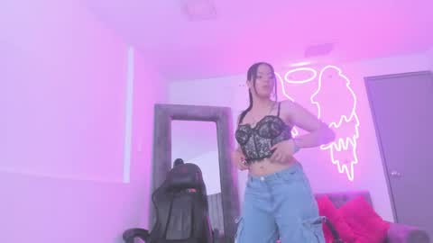 Snapshot of evelin__thompsson chatting on 04/15/26, 01:56 evelin__thompsson online show from 04/15/26, 01:56