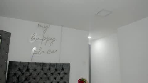 Snapshot of evelin__thompsson chatting on 04/23/26, 04:03 evelin__thompsson online show from 04/23/26, 04:03