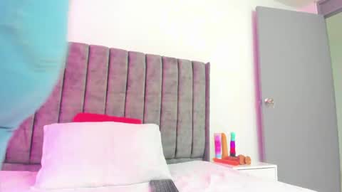 Snapshot of evelin__thompsson chatting on 05/21/26, 03:02 evelin__thompsson online show from 05/21/26, 03:02