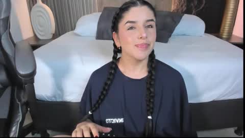 Snapshot of evelin_lopezz chatting on 03/05/26, 02:40 E V E L I N online show from 03/05/26, 02:40