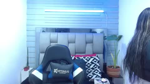 Snapshot of evelin_zaens chatting on 06/17/26, 04:37 evelin zaens online show from 06/17/26, 04:37