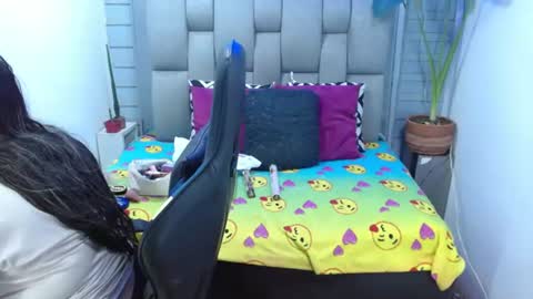 Snapshot of evelin_zaens chatting on 07/15/26, 04:18 evelin zaens online show from 07/15/26, 04:18