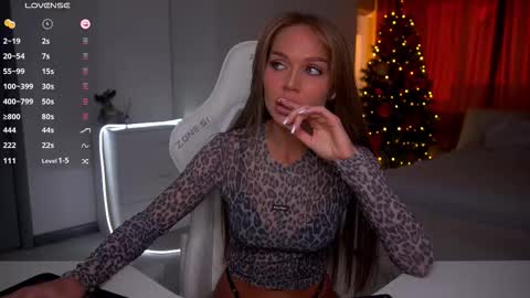 Snapshot of evelina_fox chatting on 12/17/25, 10:32 Evelina online show from 12/17/25, 10:32