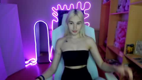 Evelina online show from 05/03/26, 01:55