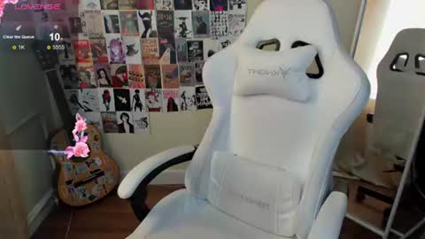 Evelina online show from 06/17/26, 01:19