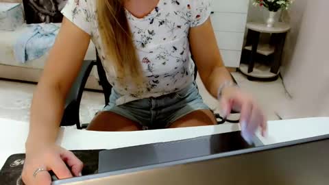 evelove online show from 10/03/25, 04:59