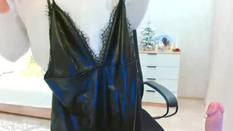 Snapshot of evelove33 chatting on 02/13/26, 05:09 evelove online show from 02/13/26, 05:09